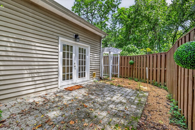 Building Photo - 440 English Ivy Dr