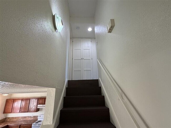 Building Photo - SPACIOUS 3/2.5 TOWN HOME