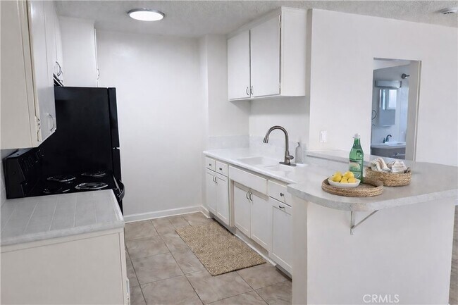 Building Photo - 685 E Vista Chino