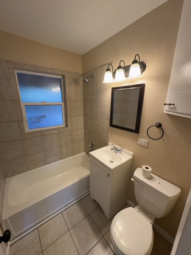 Building Photo - Beautifully Updated 3 Bedroom 2 Bath Home ...