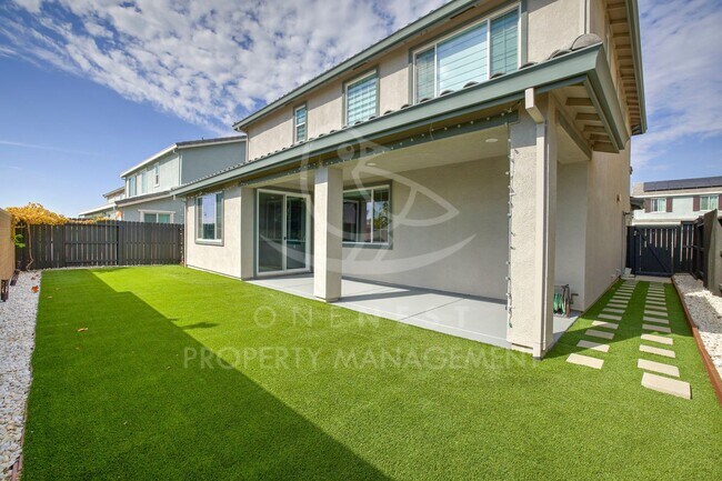 Building Photo - Stunning Modern Living in Twelve Bridges VIllage!