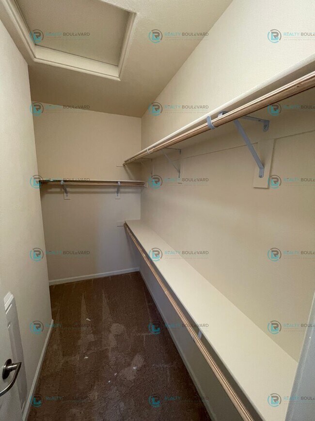 Building Photo - 3-Bedroom 2.5 Bathroom 2 car garage Condo in Carson City