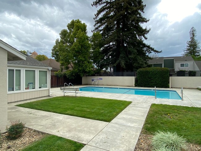 Building Photo - Tastefully Renovated Townhouse Available t...