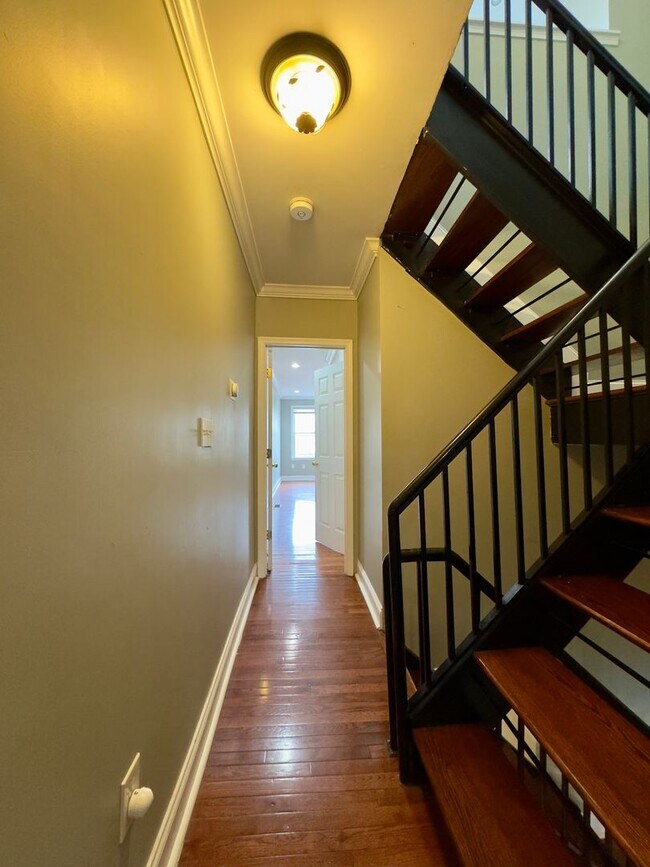 Building Photo - Charming 3-Bedroom Townhome with Modern Am...