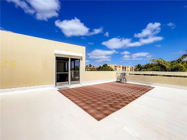 Building Photo - 1100 SE 5th Ct
