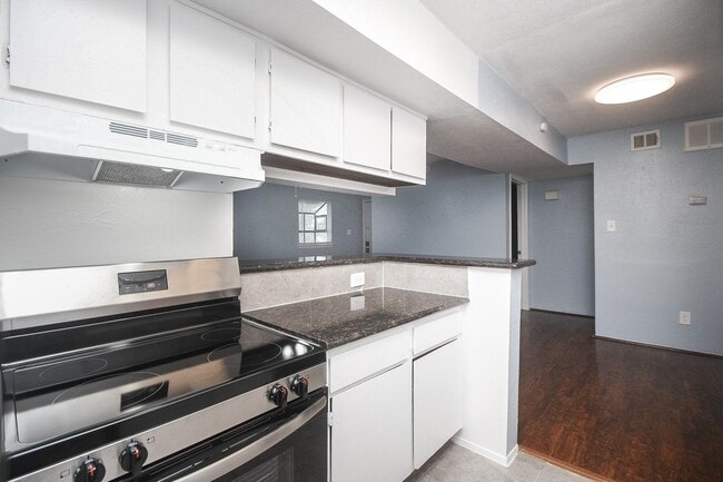 Building Photo - 10603 S Wilcrest Dr