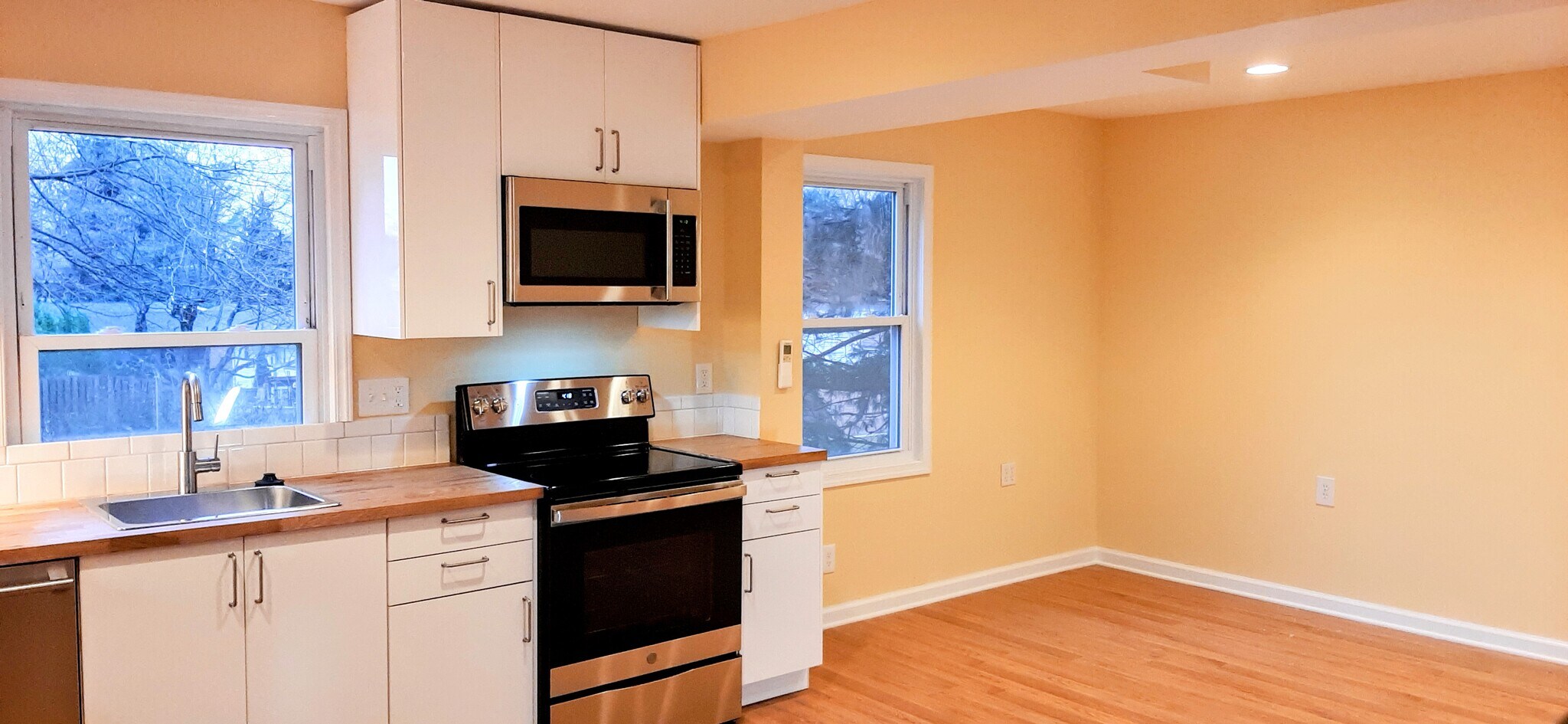 Kitchen/dining area - 3707 Lawrence Ave