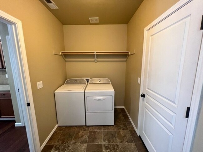 Building Photo - Three Bedroom in SW Bend Aspen Rim Neighborhood