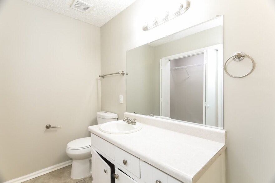 Building Photo - 817 Hillview Dr