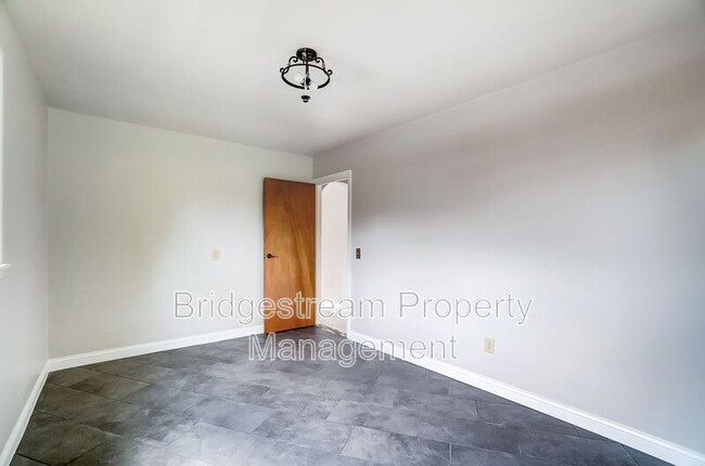 Building Photo - 4354 Meadowcroft Rd