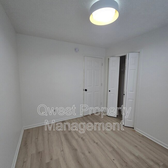 Building Photo - 3829 Silver Lake Rd