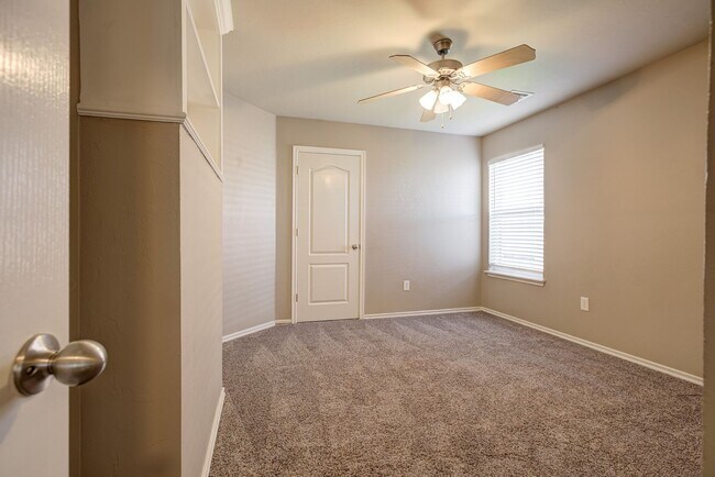 Building Photo - Spacious 4-Bedroom Home with Modern Upgrad...