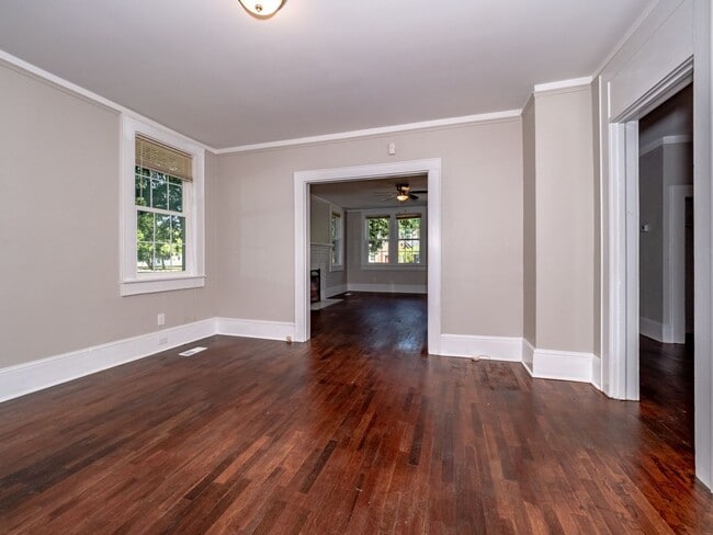 Building Photo - Oversized Renovated Downtown Cottage