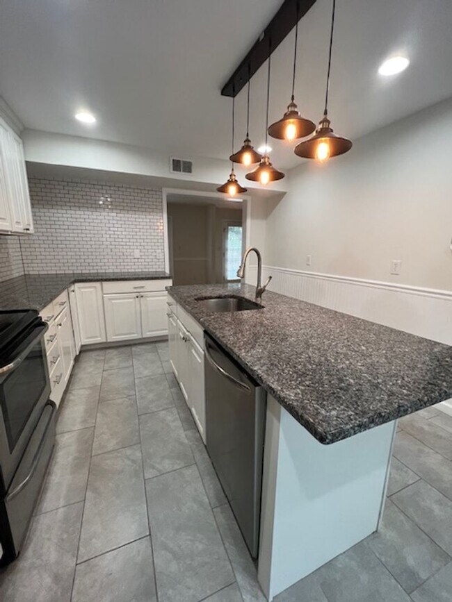 Building Photo - CHARMING TOWNHOME LOCATED IN HIGHLAND HALL...