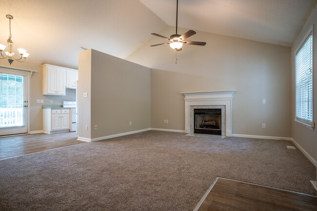 Building Photo - 243 Dullis Cir