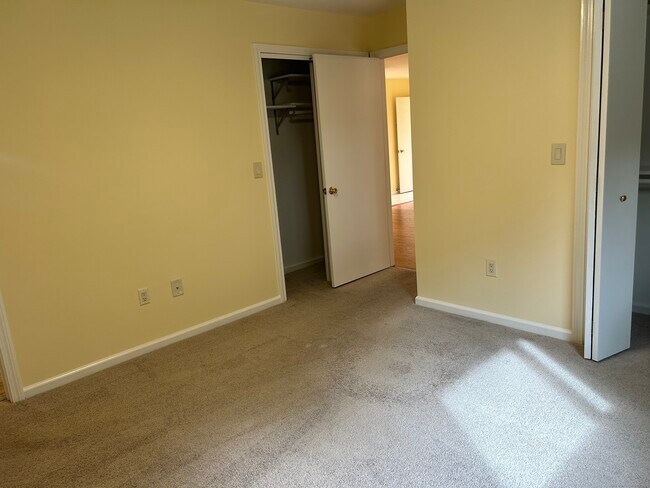 Building Photo - 1102 Summer Hill Dr