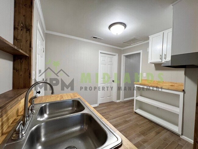 Building Photo - 610 W Hampton Ave