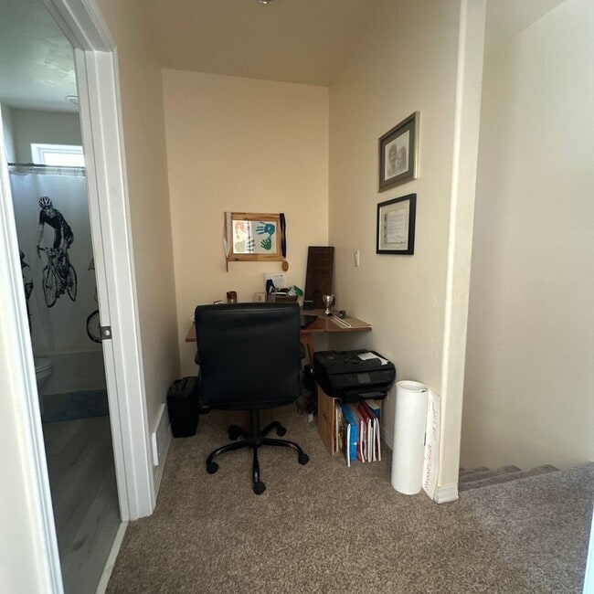 Building Photo - Spacious  3 bedroom 2.5 bathroom townhouse