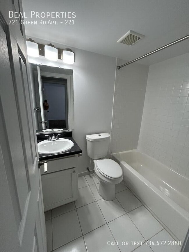 Building Photo - 721 Green Rd