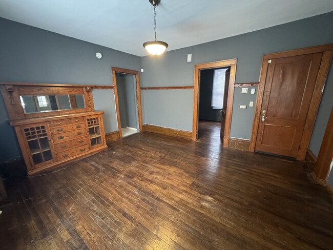 Building Photo - 405 N Queen Ave