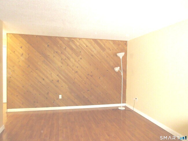 Building Photo - 7 Padanaram Rd