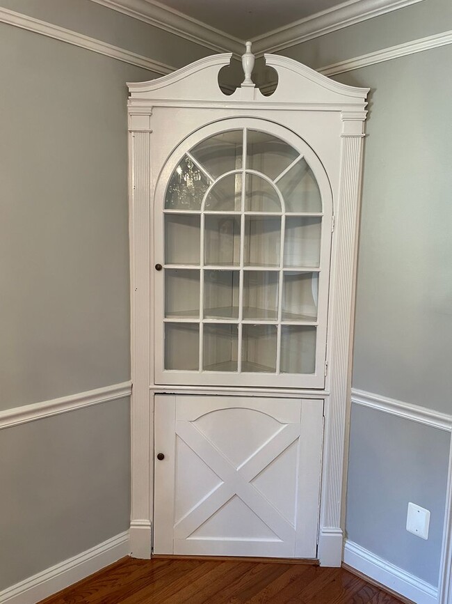 Building Photo - Cheerful 3 Bedroom 2 Bathroom With Office And Spacious Fenced Yard In Beautiful Pimmit Hills