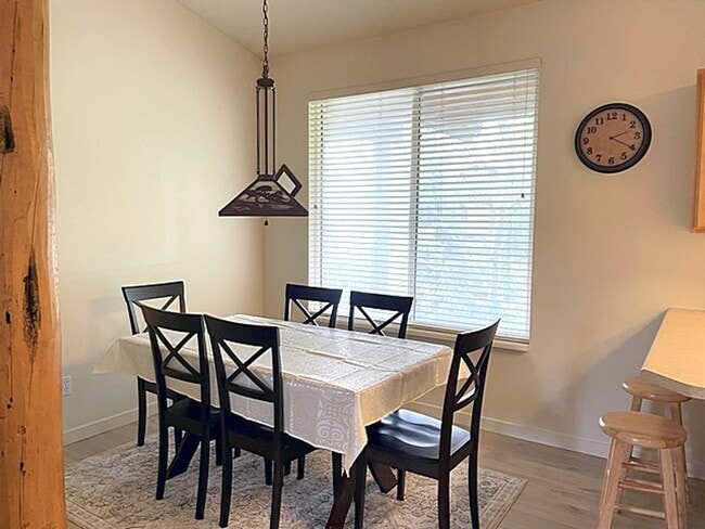 Building Photo - Top Floor Unit in Pinebrook