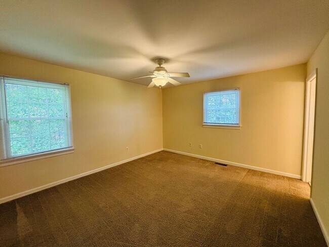 Building Photo - 4 Bedroom, 2.5 Bath Townhouse