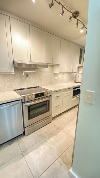 Building Photo - 501 Hahaione St