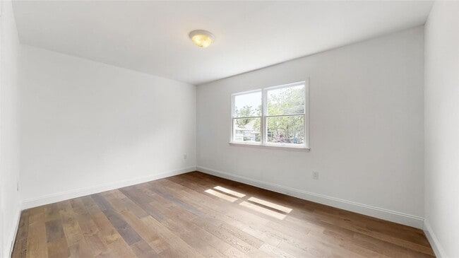 Building Photo - 706 Longacre Ave