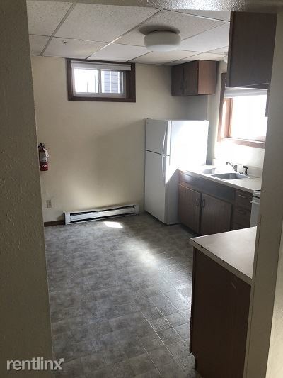 Building Photo - 3 br, 1 bath  - 1033 College St N  upper unit