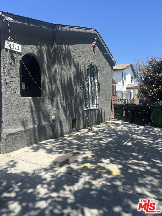 Primary Photo - 6313 S Victoria Ave