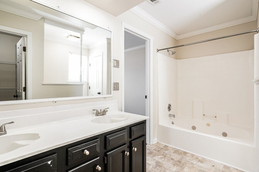 Building Photo - 2873 Iroquois Dr