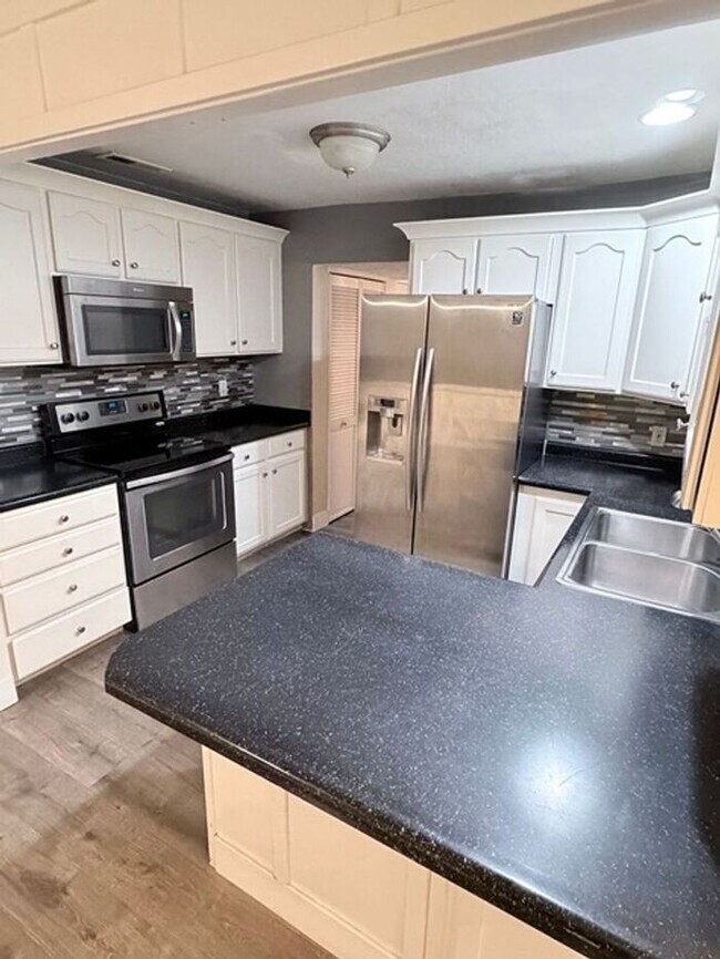 Building Photo - East Millcreek 2 bed 1 bath Condo