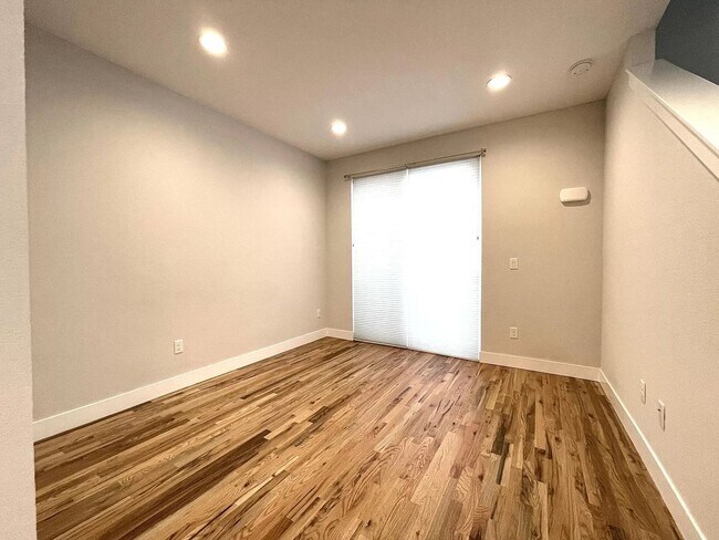 Building Photo - 2 Bedroom 2 Full Bathrooms and 2 Half Bath...