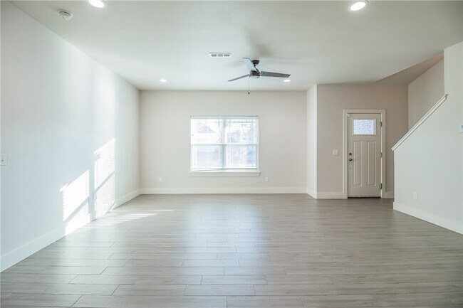 Building Photo - 350 W Kinniburgh Dr