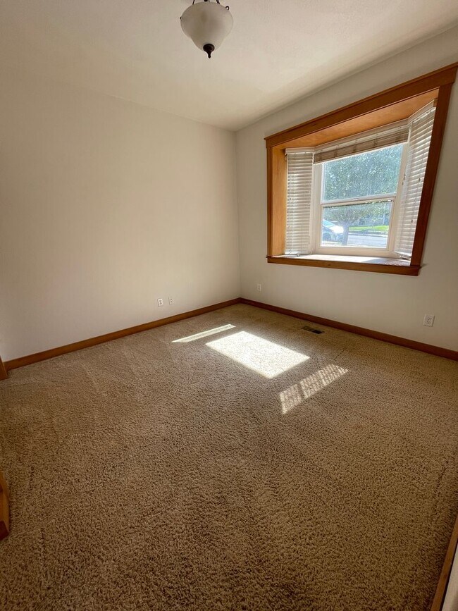 Building Photo - 4 Bd/3 Ba Townhouse on Pioneer Hill!