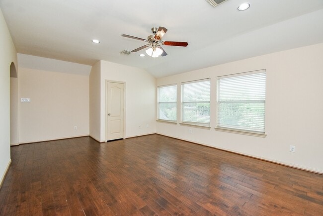 Building Photo - 28514 Hayden Park Dr