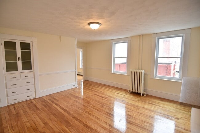 Building Photo - 20-24-24 Walnut St