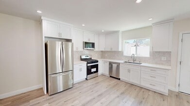 Building Photo - Modern 3-Bed/3-Bath Townhome