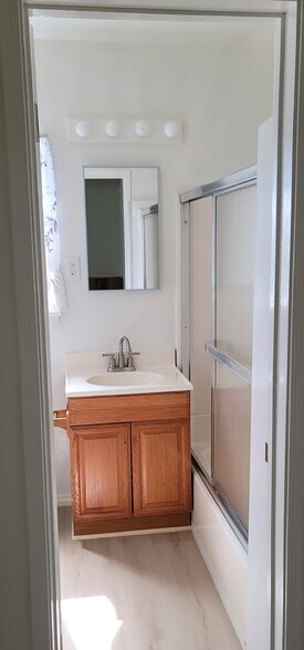 410 #4 Bath 1 C - 410 E 99th St