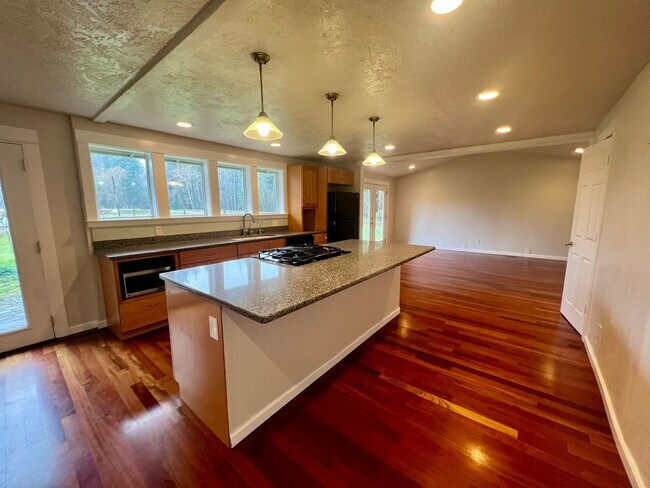 Building Photo - PENDING APPLICATION; Private Westside 3 BD+Den