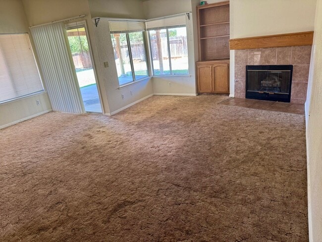 Building Photo - Nice 3 bed 2 bath house on a corner lot, a...