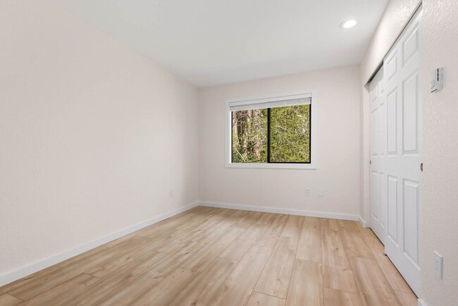 Building Photo - Newly updated 2 Bedroom 2 Bathroom Condo Near Downtown Kirkland- 1 free month!