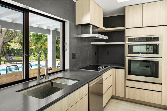 Building Photo - 15121 SW 69th Ct