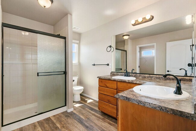 Building Photo - 3 Bedroom, 4 Bathroom, 2-Car Garage in Rig...