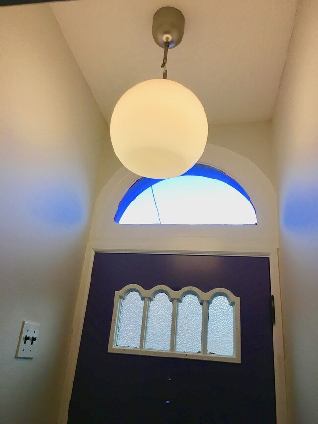 Building Photo - 2628 E Somerset St