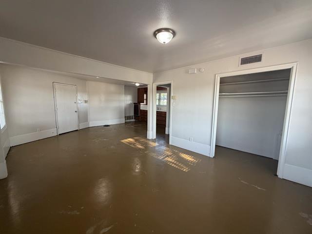 Building Photo - 2200 Country Club Rd