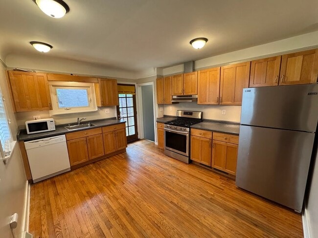 Building Photo - 2 bed 1 bath Rochester Hills ranch with ga...