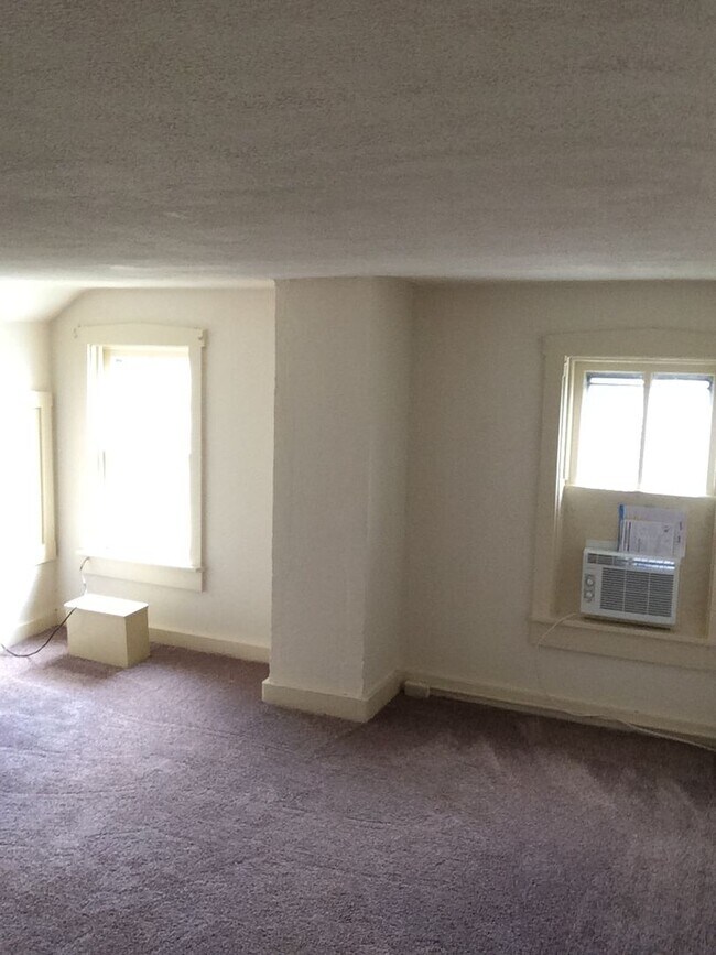 Building Photo - 39 E Willow St